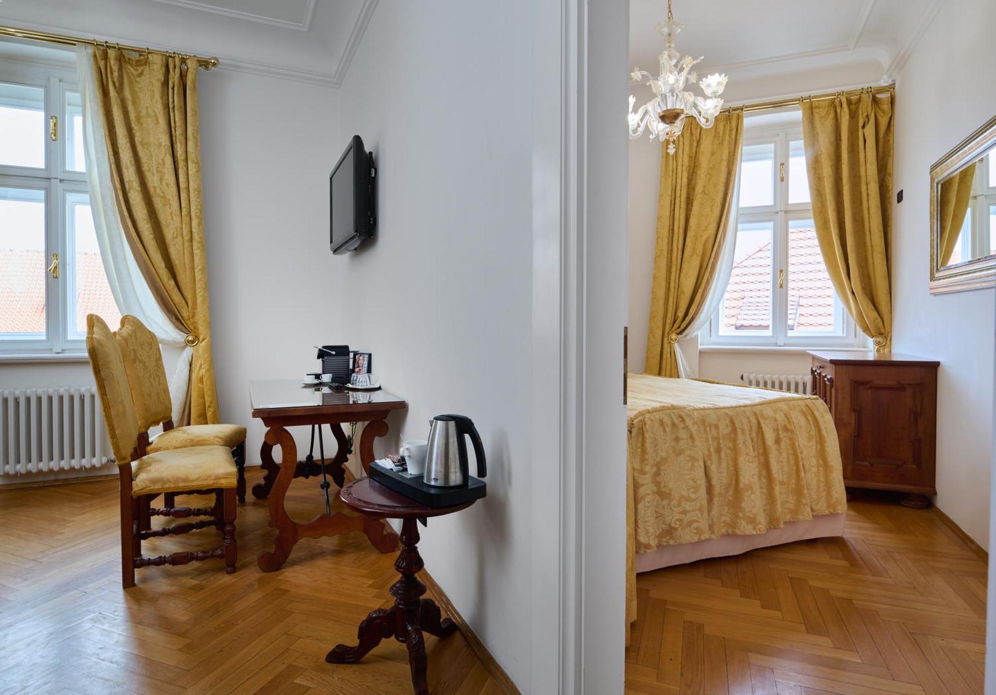Charles Bridge Palace Praga Habitación foto
